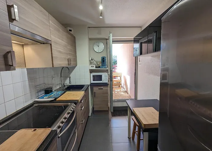 - D'automne: Agreable T3 Pour 4 Avec Balcon, Parking Et Proche - Fr-1-420-30 Apartment